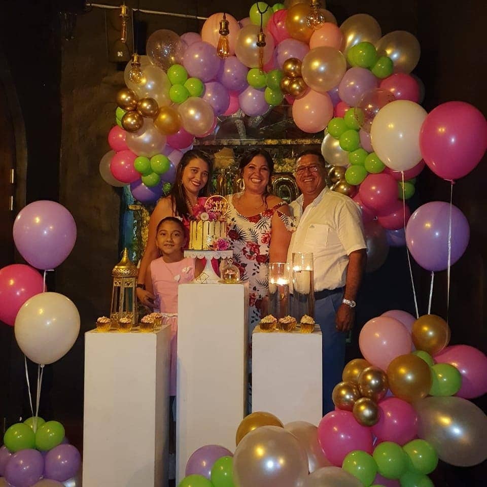 María del Mar Bermúdez, Tatiana Paredes, la cumpleañera Karen Bermúdez y Oscar Bermúdez, padre.